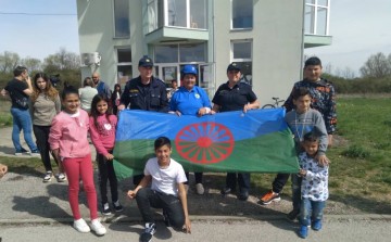 Policewomen  marked April 8th "International Roma Day" in Brcko