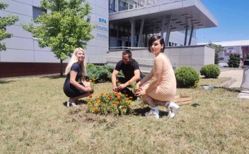 Policewomen planted orange flowers as a sign of solidarity with women and girls victims of violence